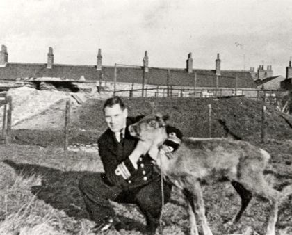 egy tiszt és Pollyanna, kép: BBC