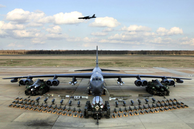 A képen a B-52-es standard fegyverzete; ezúttal nukleáris fegyver nincs közöttük. Fotó: Tech Sgt. Robert Horstman/US Air Force