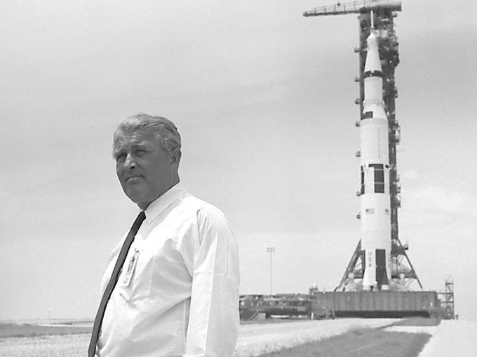Wernher von Braun és a Saturn-V (Apollo-11), kép: dpa/NASA