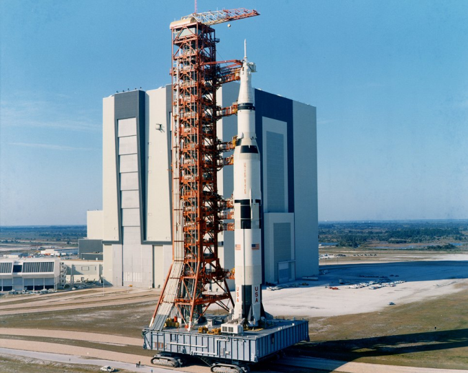 Az Apollo-10 Saturn-V rakétája útban a kilövőállás felé, fotó: Wikimedia
