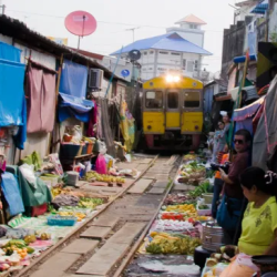Maeklong vasúti piac