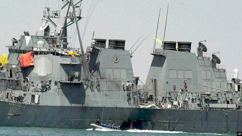 A USS Cole-t egy öngyilkos merénylet érte 2000 október 15-én Aden kikötőjében. A merényletben 17 tengerész halt meg.