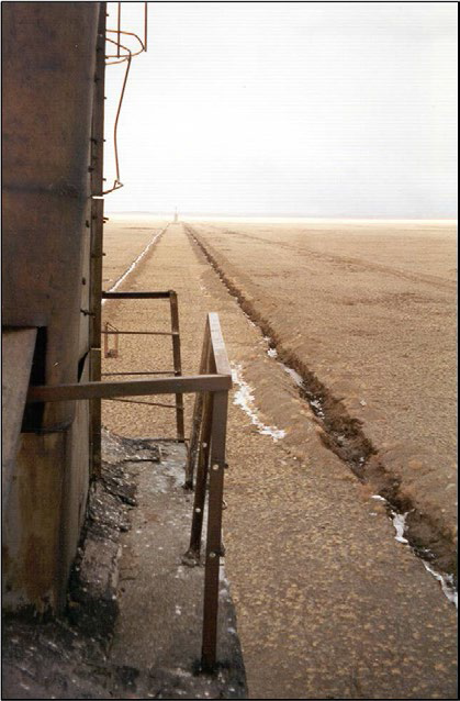 Egy, a Hecker által készített képekből: A távolba futó árkokat a vasazók ásták, az oda lefektetett vezetékeket "szabadították" ki. Fotó: Siegfrig Hecker