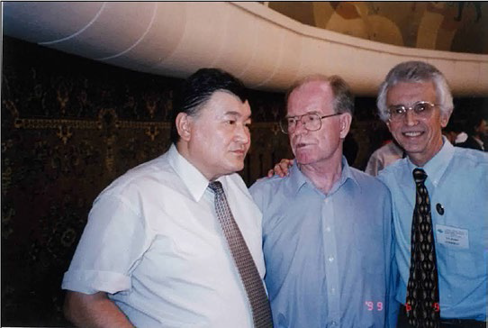 Kairat Kadirzhanov, Radi Ilkajev és Siegfried S. Hecker közösen egy fotón, 1999-ben Almaty-ban