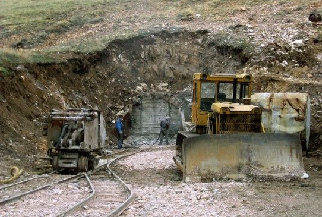 egy elfalazott alagút ismét-megnyitása a Degelen-hegyen, fotó: Siegfried S. Hecker