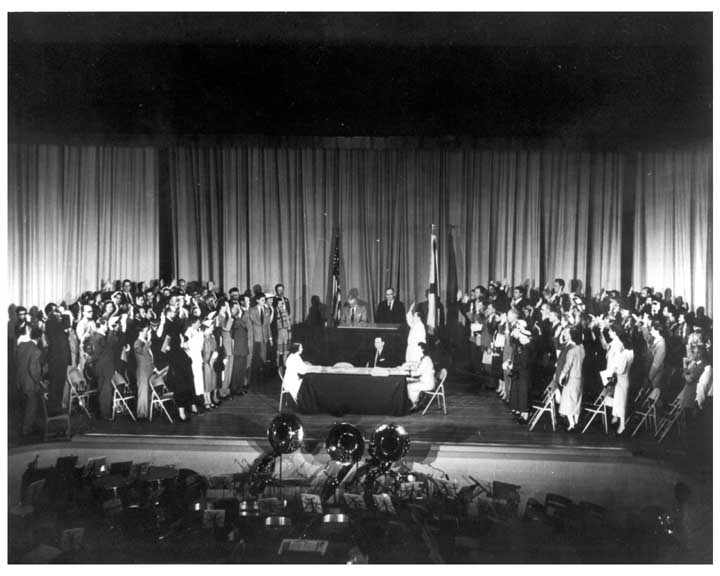 39, német születésű, „gemkapocs-művelet” tudós amerikai állampolgári eskütétele 1954-ben, a Redstone Arsenal-ban, fotó: Wikimedia