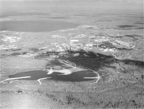 Karacsáj-tó, fotó: [[http://nibler.ru/cognitive/15753-ozero-karachay-samoe-opasnoe-mesto-na-planete.html|nibler.ru]]