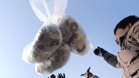 légballonokkal a diktátor ellen, fotó: dpa