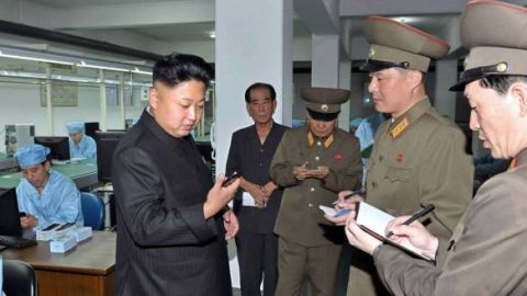 Cartmen telefont néz, a parancsnok elvtársak meg jegyzetelnek