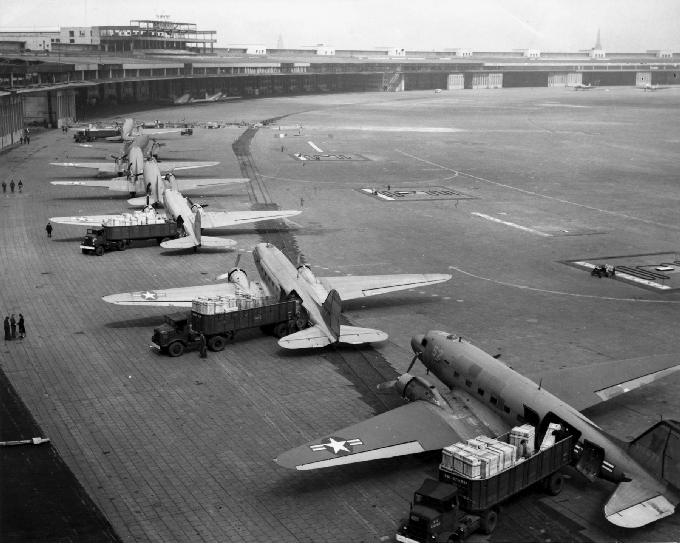 Kirakodásra váró gépek sora a Tempelhof-on, fotó: Wikipedia