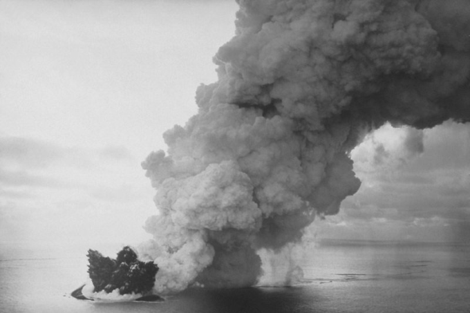 Surtsey születése 1963-ban, fotó: NOAA