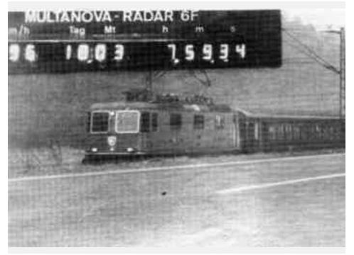 A szomszéd vágányon futó vonat vezetőjét buktatja le 96 km / h-s sebességnél