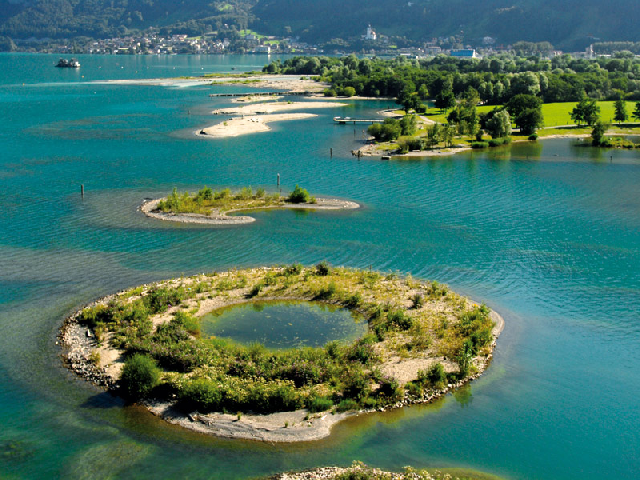 az Urner-tavi szigetek, amiket a kibányászott kőből építettek az Urner-tavi szigetek, amiket a kibányászott kőből építettek