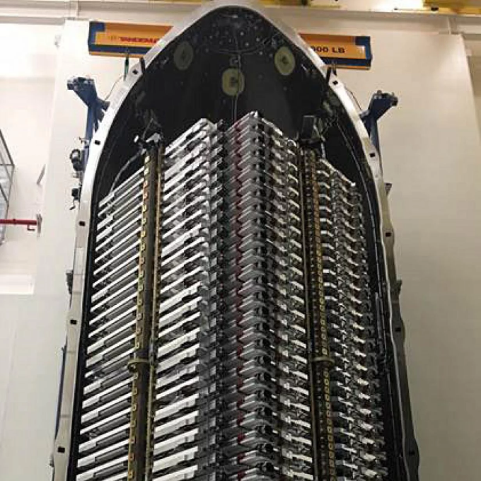 Az összehajtogatott Starink műholdak betárazva egy Falcon-9 rakterébe, kép: SpaceX