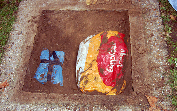 A temetői rejtekhely, fotó: Metropolitan Police/PA A temetői rejtekhely, fotó: Metropolitan Police/PA