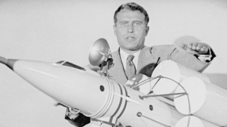 Wernher von Braun egy korabeli űrrakéta makettel 